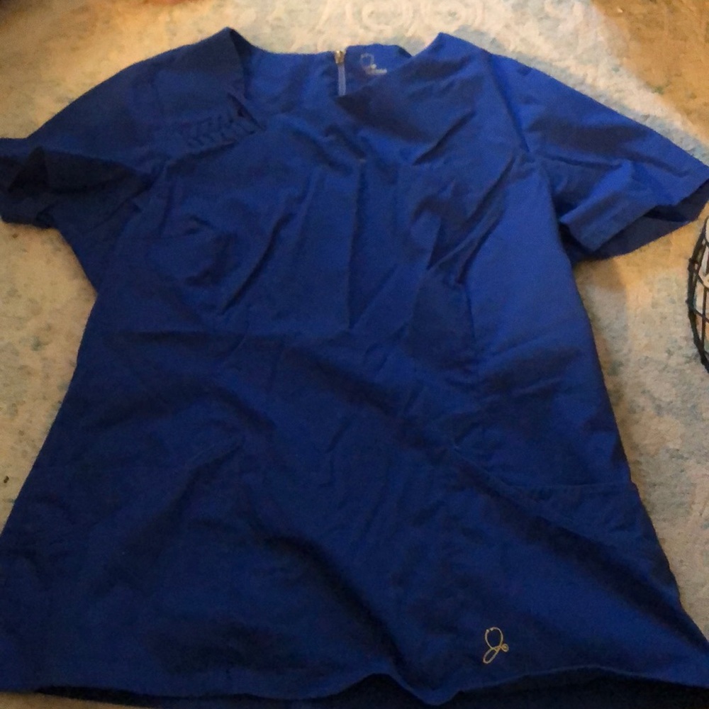 Jaanuu med blue scrub top